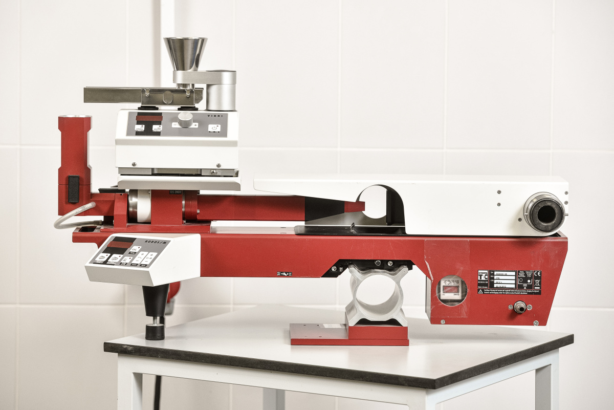 Дифракционный лазерный анализатор размера частиц «Helos-KR» с приставками для сухого (Rodos) и мокрого (Quixel) диспергирования материала образцов (Sympatec, Германия )