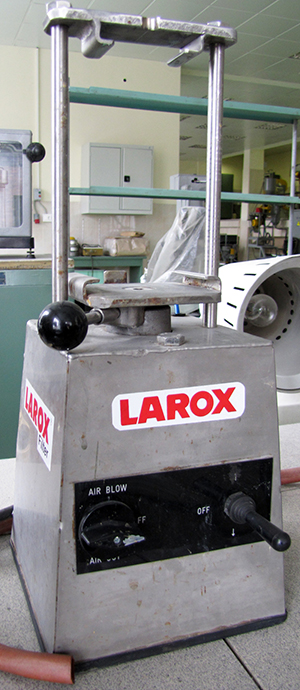 Лабораторный пресс LAROX